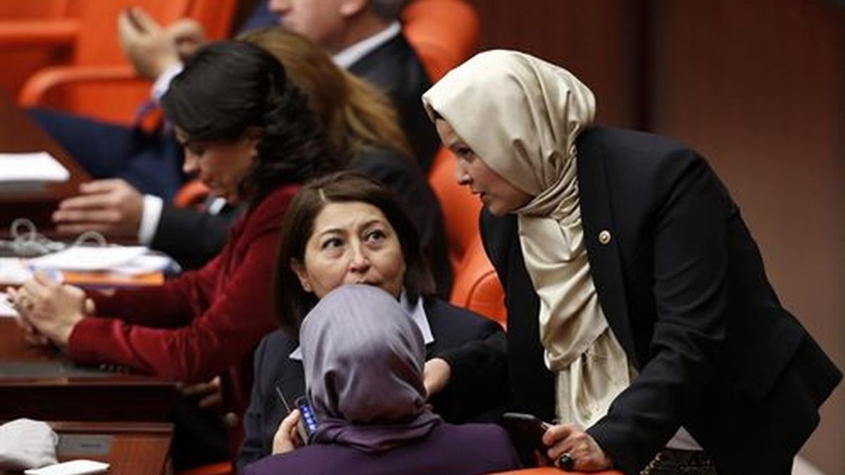 Por primera vez con velo al Parlamento turco