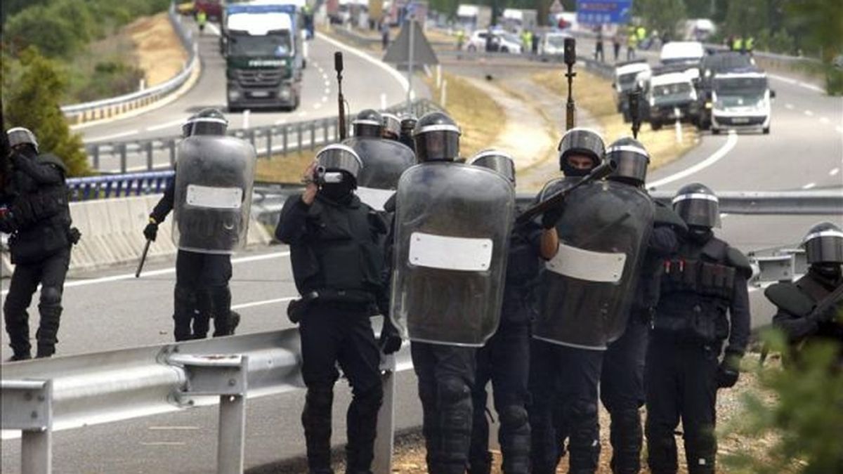 Agentes antidisturbios de la Guardia Civil cargan contra mineros leoneses