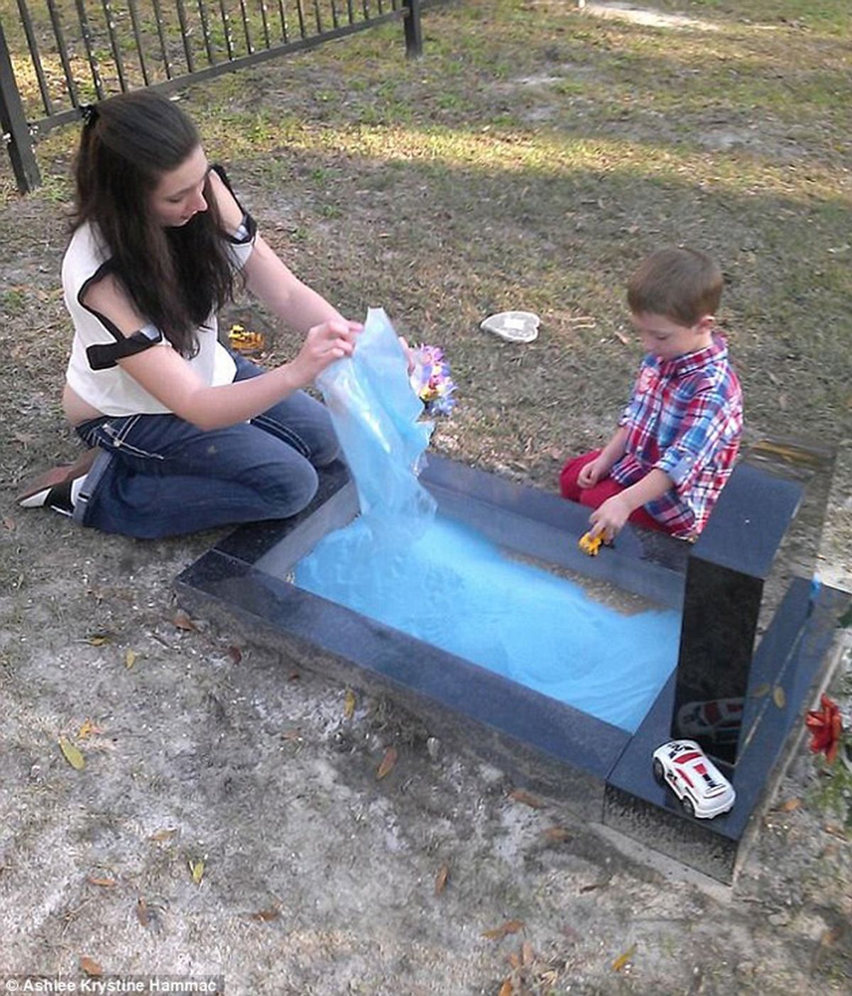 Una madre crea una arenal en la tumba de su hijo para que su hermano juegue con él