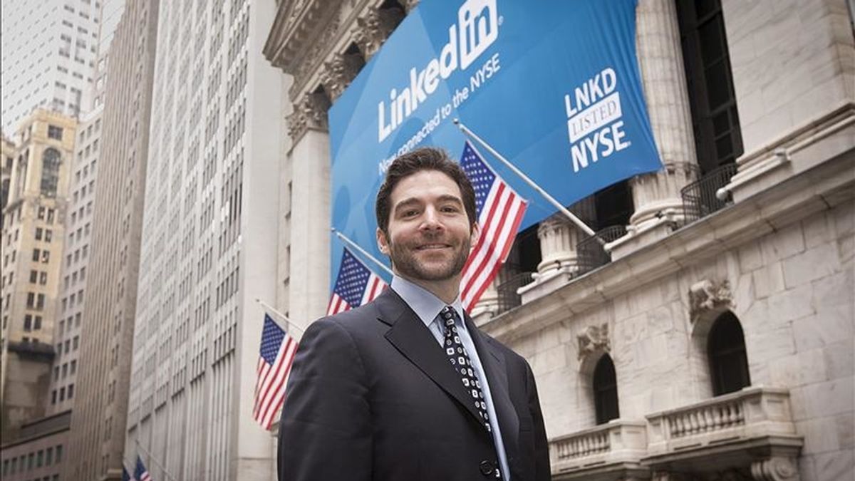 El consejero delegado de LinkedIn, Jeff Weiner en la Bolsa de Nueva York, EE.UU., el pasado 19 de mayo mientras la compañía celebra su salida a bolsa. EFE