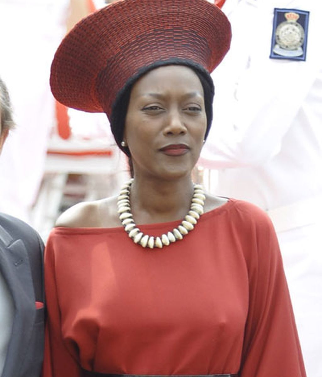 Una invitada, con sombrero rojo y negro