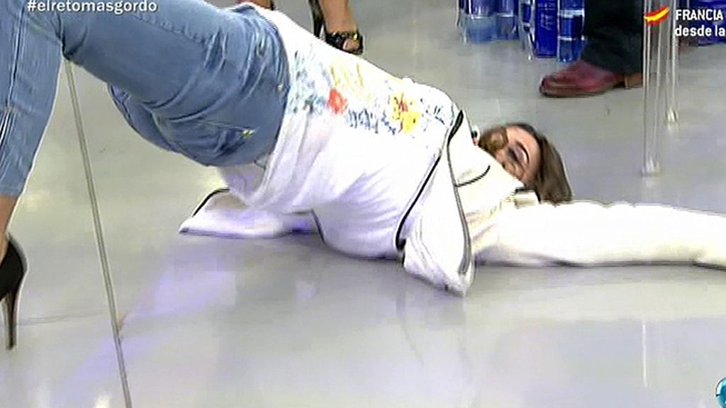 La presentadora se arrastra por el suelo