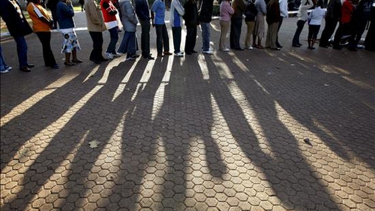 Varias personas esperan su turno para votar en Joubert Park, Johannesburgo. EFE