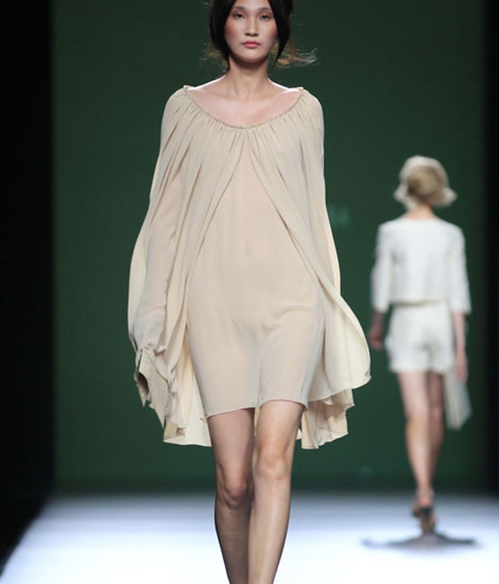 Blancos, crudos y amarillos se imponen en la pasarela