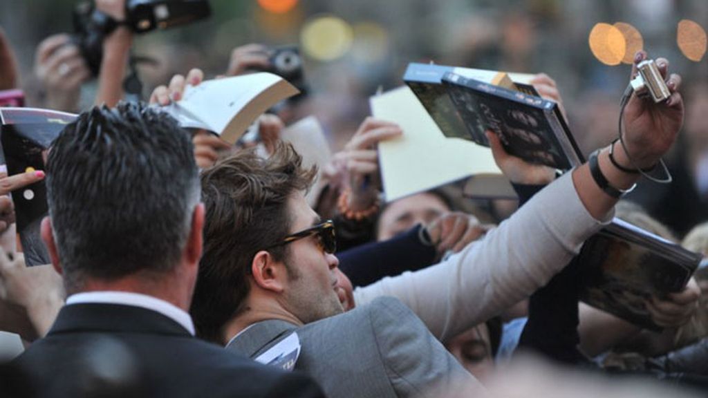 Pattinson y Witherspoon hacen enloquecer a sus fans de Barcelona