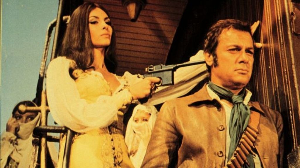 Tony Curtis en una escena de la película 'Bajo cualquier bandera'