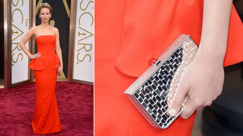 Jennifer Lawrence lució un bolso de Ferragamo y joyas de Neil Lane