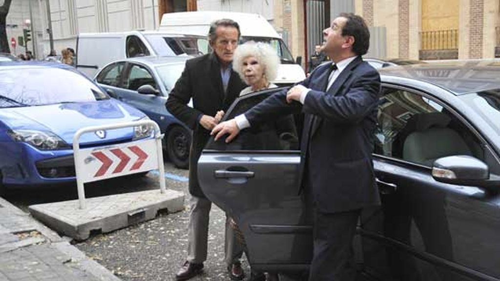 La Duquesa de Alba y Alfonso Díez, paseo y comida de Navidad