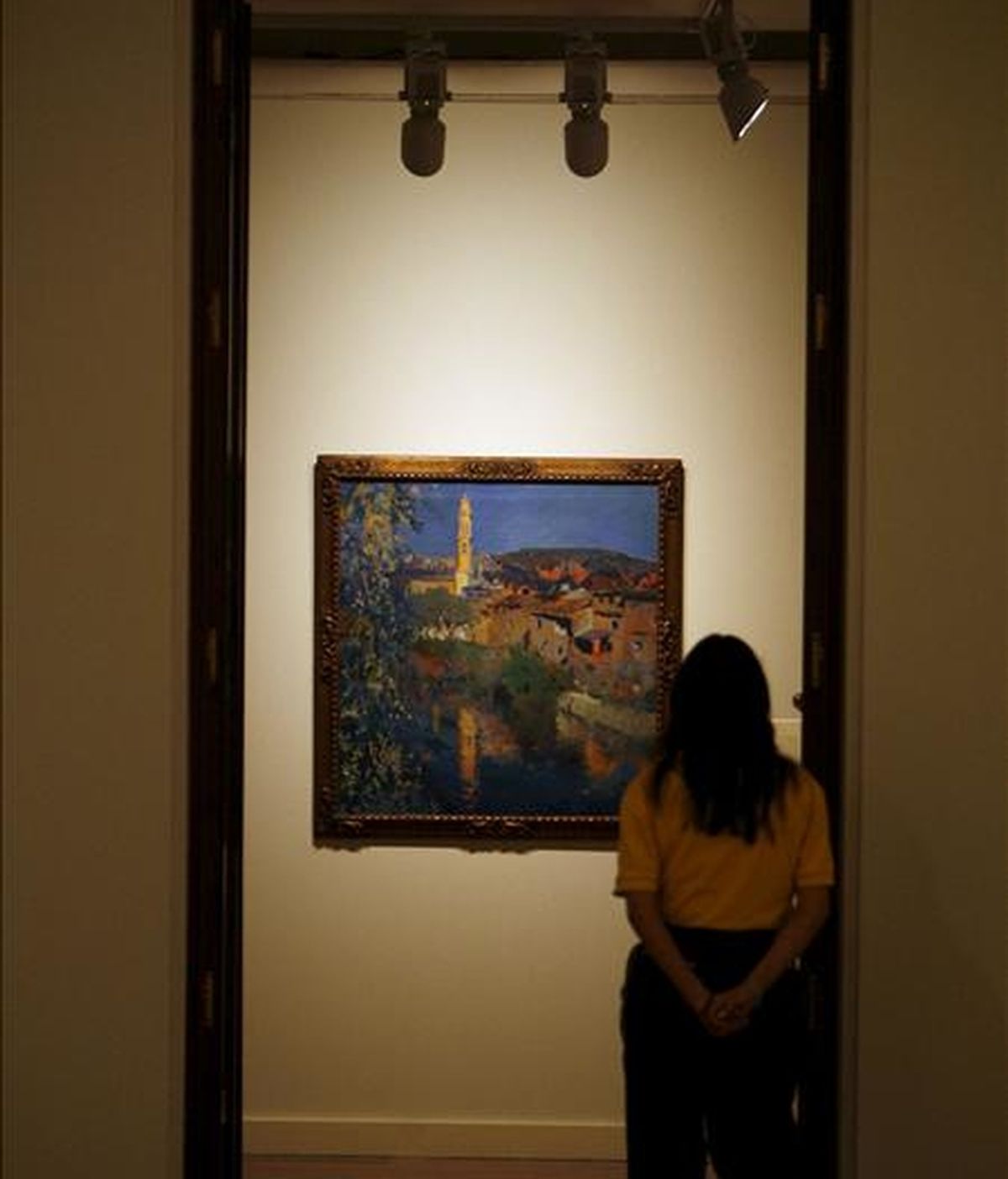 Una visitante observa una obra de Joaquim Mir. EFE/Archivo