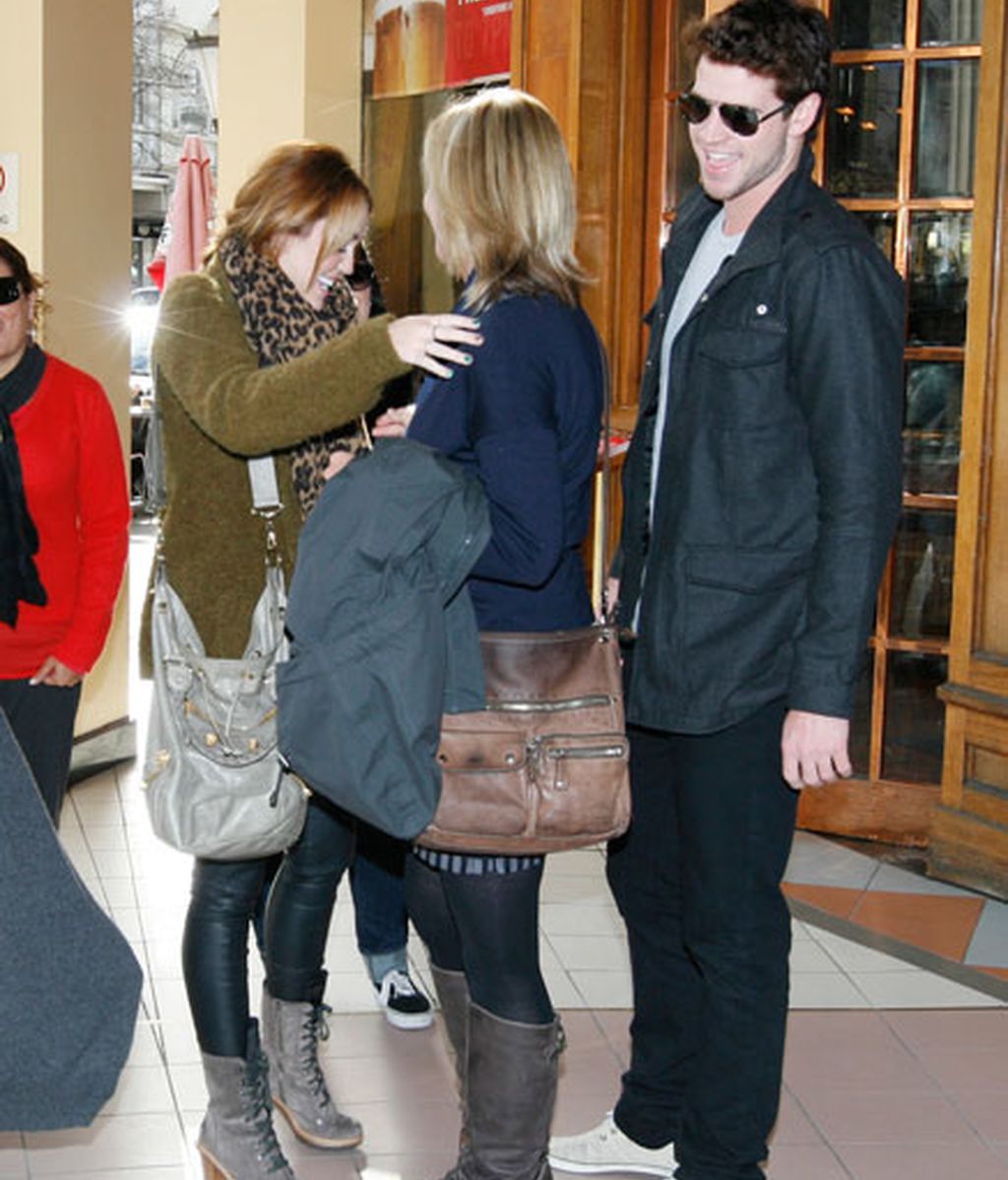 Miley, con su madre Tish y su novio Liam