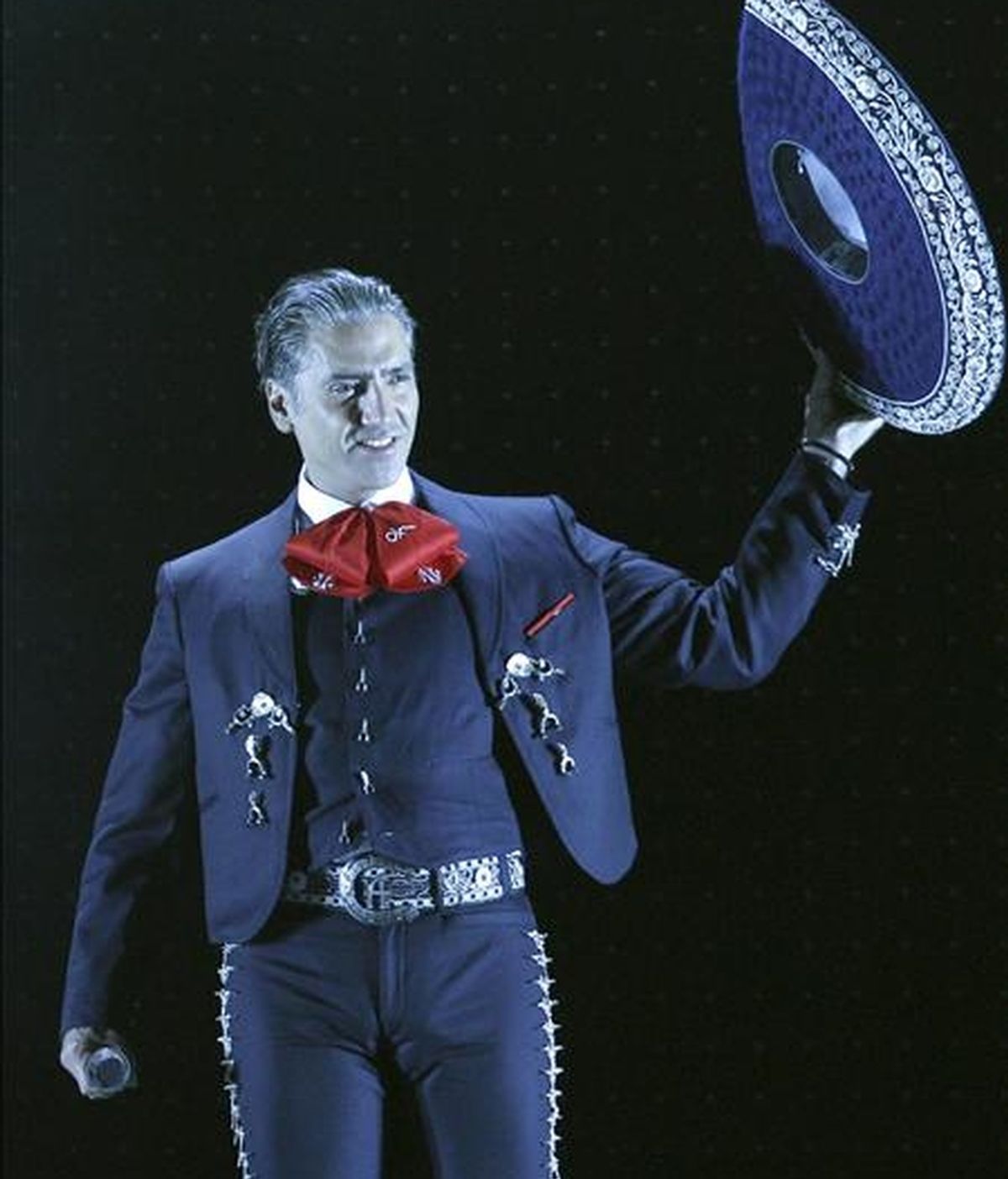 El cantante mexicano, Alejandro Fernández, durante el concierto que ha ofrecido esta noche en el Palacio de los Deportes de Madrid, incluido en su gira "Tour dos mundos". EFE