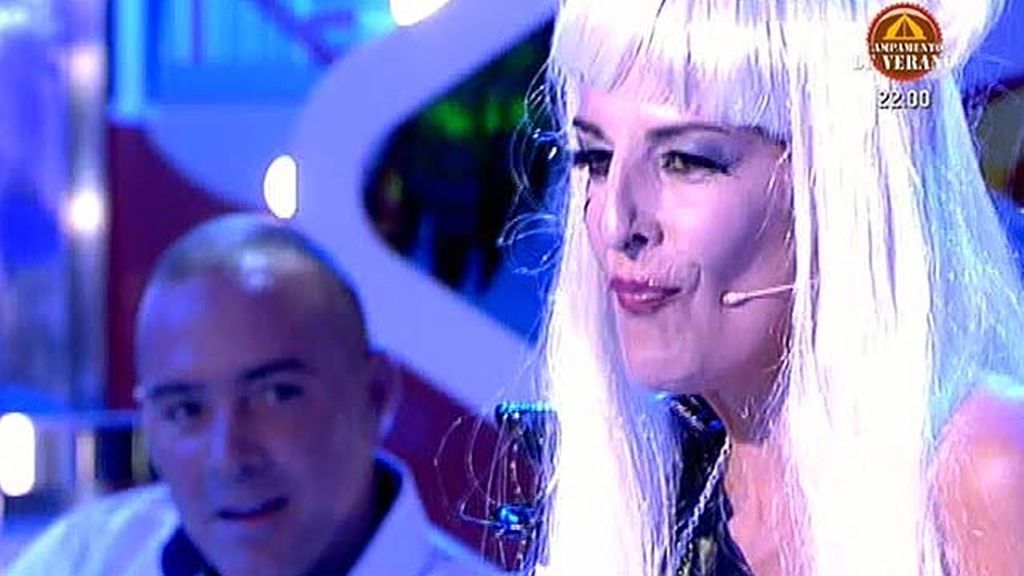 La periodista se ha enfundado en un espectacular traje de cuero