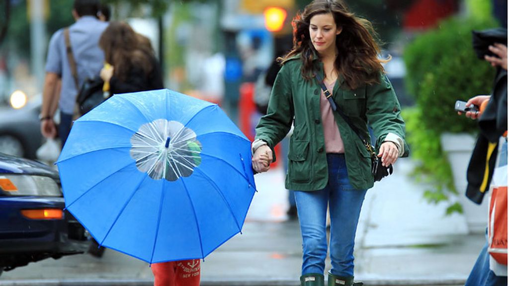 Las gotas hacen chip en sus paraguas chic