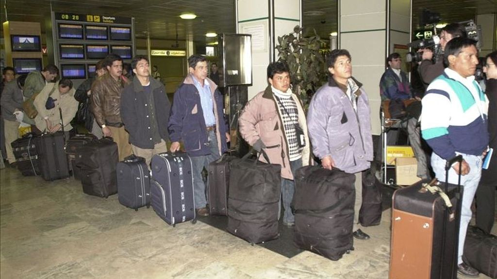 Los rechazos de extranjeros en Barajas bajan un 17,3 por ciento por la crisis económica. EFE/Archivo Los rechazos de extranjeros en Barajas bajan un 17,3 por ciento por la crisis económica. EFE/Archivo