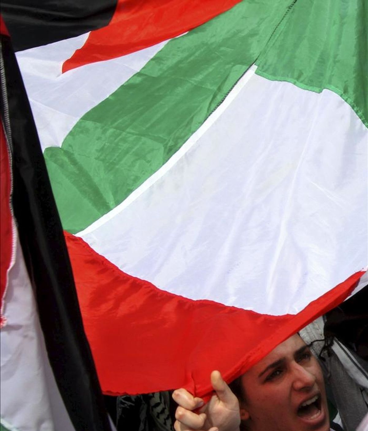 Palestinos ondean banderas durante un funeral. EFE/Archivo