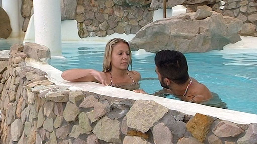 Tras una intensa noche Javi provoca la ira de Sara