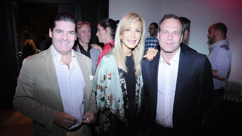 El empresario Enrique Coca, propietario del restaurante "Bicoca", junto a Carmen Lomana y Paul Orsen