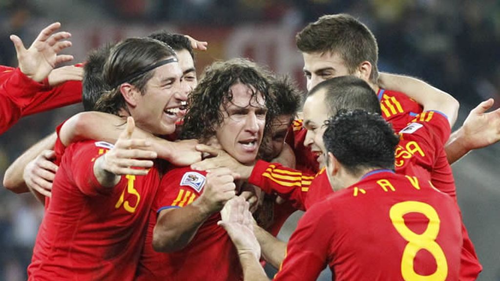 España se abraza tras el gol de Puyol