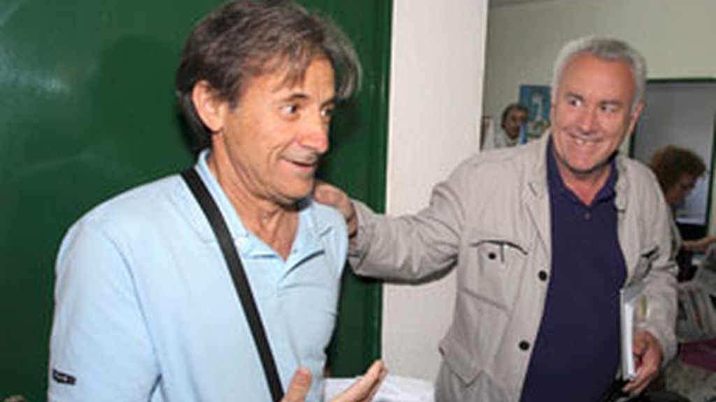El coordinador regional de IU Extremadura, Pedro Escobar (izq) y el nacional, Cayo Lara, momentos antes de la reunión de la Presidencia de IU Extremadura. Vídeo: Informativos Telecinco. El coordinador regional de IU Extremadura, Pedro Escobar (izq) y el nacional, Cayo Lara, momentos antes de la reunión de la Presidencia de IU Extremadura. Vídeo: Informativos Telecinco.