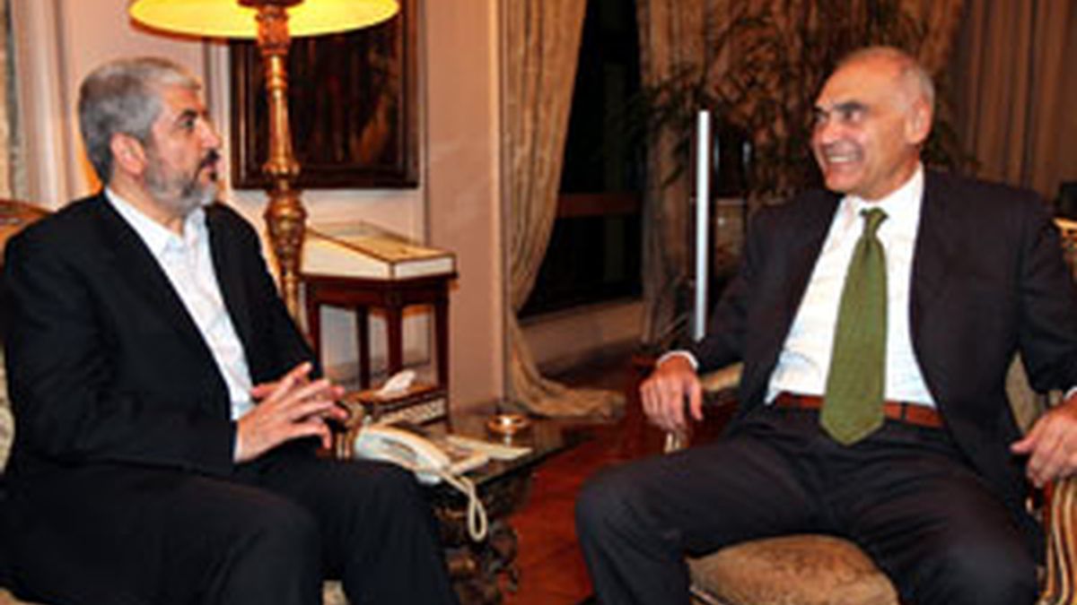 El ministro de Relaciones Exteriores de Egipto, Mohammed Kamel Amr con el líder palestino del Hamas, Jaled Meshal, en El Cairo FOTO: EFE