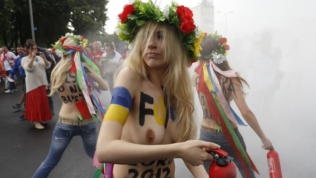 Mujeres polacas se manifiestan desnudas en Varsovia antes del comienzo de la Eurocopa