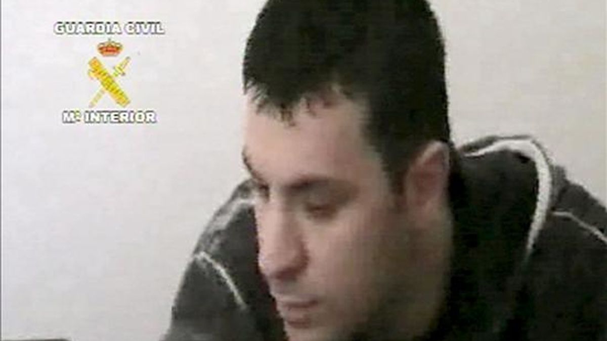 Astrit Bushi, presunto líder de la banda que agredió al empresario José Luis Moreno, tras ser detenido en Albania, en una operación conjunta de los agentes especiales de la policía albanesa y la Guardia Civil. EFE