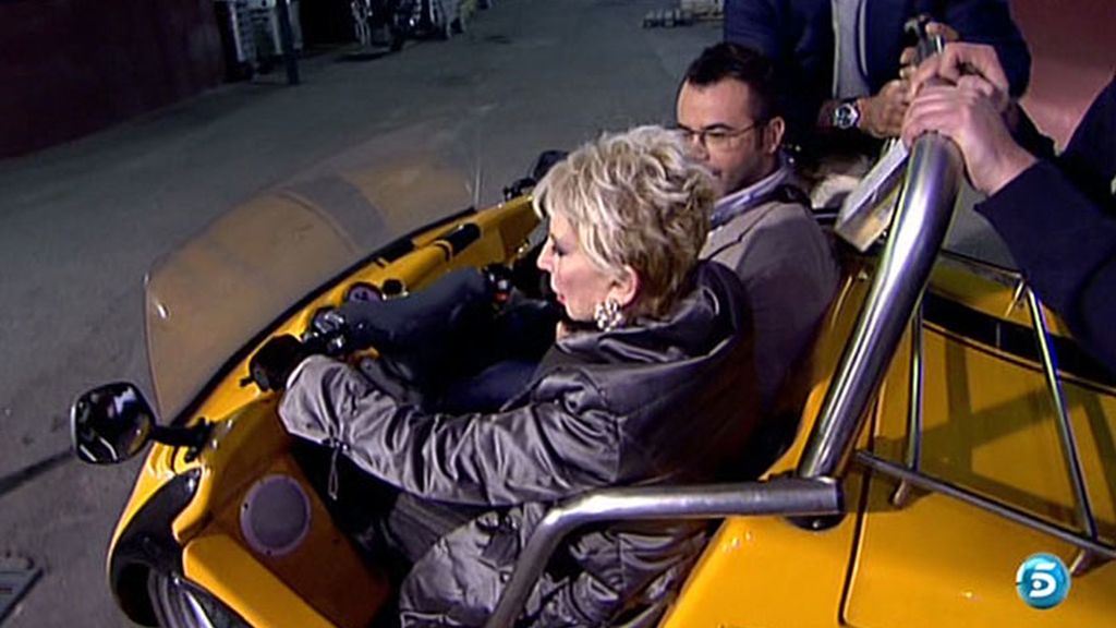 J.J. y los Kikos no tienen miedo y se montan en el mini-coche con la periodista