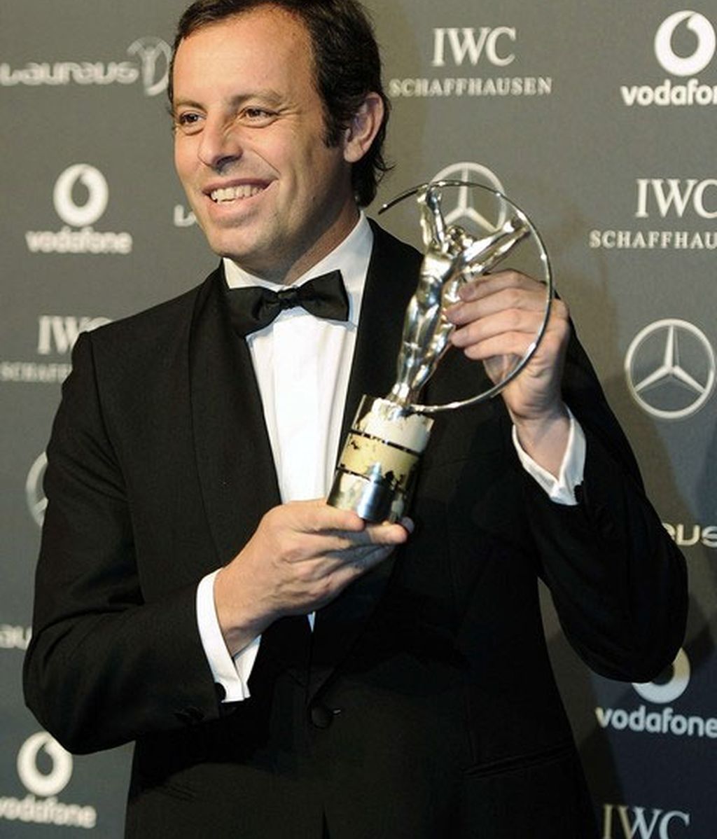 El Presidente del Barcelona, Sandro Rosell recoge el premio entregado al Club durante la entrega de los premios Laureus celebrados en Londres El Presidente del Barcelona, Sandro Rosell recoge el premio entregado al Club durante la entrega de los premios Laureus celebrados en Londres
