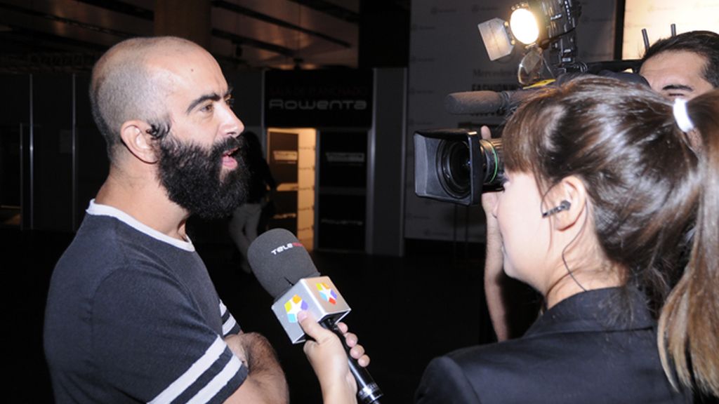El diseñador Carlos Díez Díez atendía a la prensa antes de su desfile.