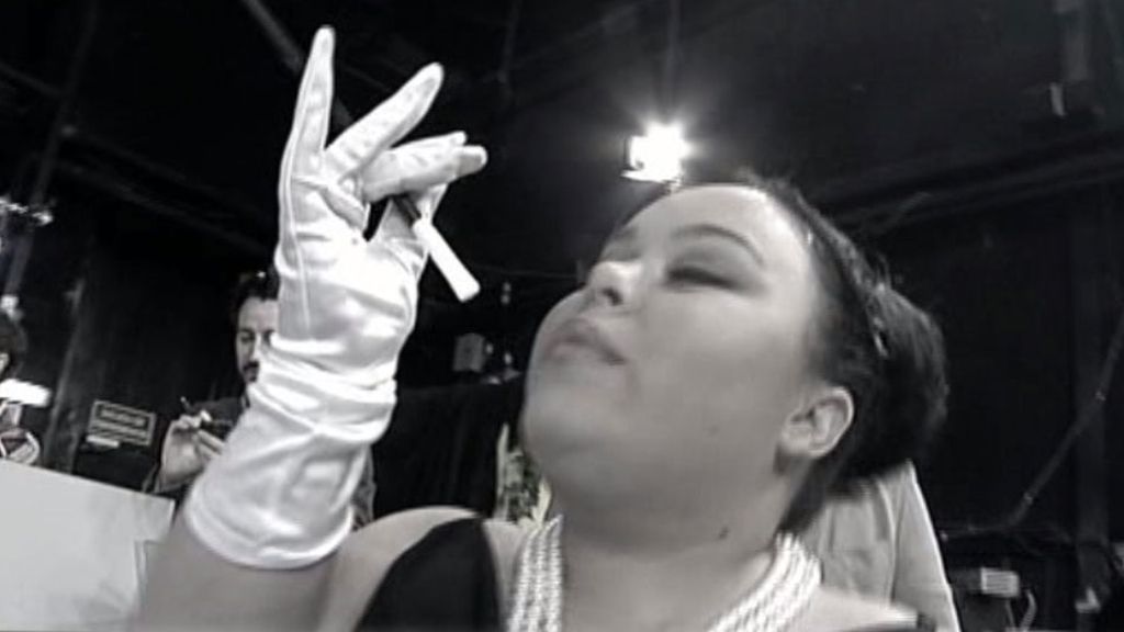 Se ha metido tanto en el papel que hasta ha hecho de Rita Hayworth en 'Gilda'