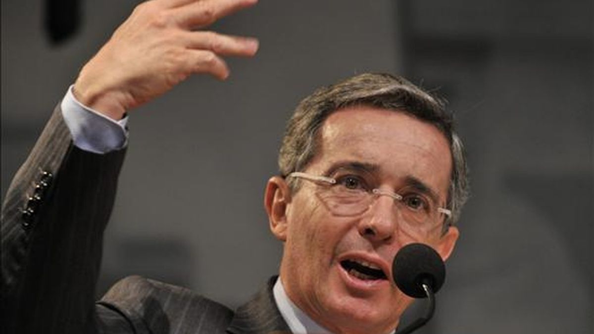 El presidente colombiano, Álvaro Uribe, habla durante su visita a Washington (EEUU), que ha estado marcada por la crisis de Honduras y por sus intentos para desbloquear el Tratado de Libre Comercio (TLC) con EE.UU., pendiente de ratificación en el Congreso de este país. EFE