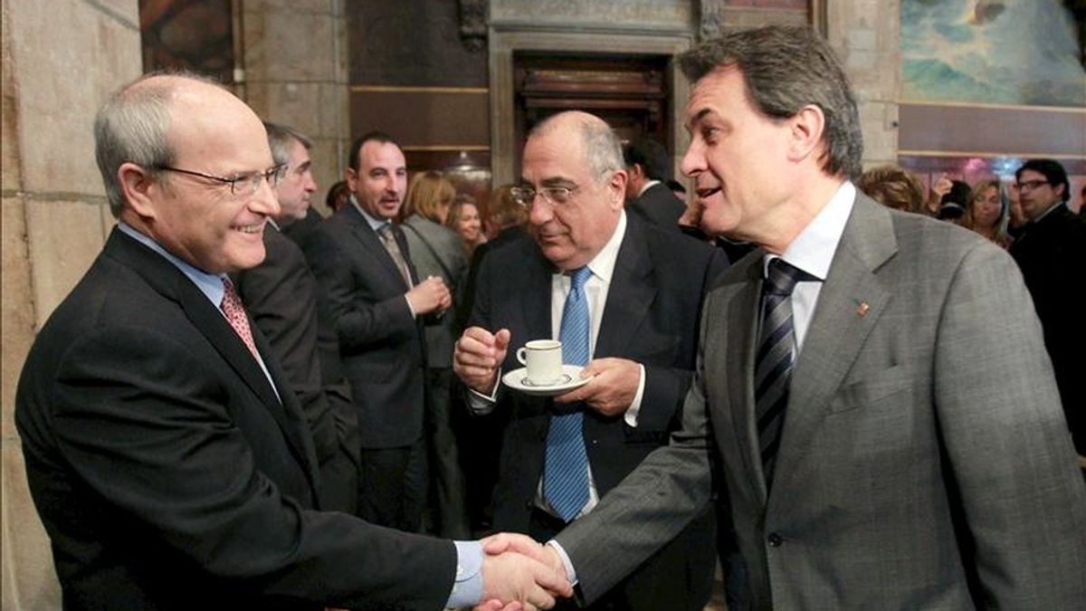 El presidente catalán, Artur Mas (d), que protagonizó hoy su primer Sant Jordi como jefe del ejecutivo con una austera recepción en el Palau de la Generalitat, saluda al expresidente, José Montilla (i), ante la presencia del lider de la oposición, el socialista Joaquim Nadal (c). EFE El presidente catalán, Artur Mas (d), que protagonizó hoy su primer Sant Jordi como jefe del ejecutivo con una austera recepción en el Palau de la Generalitat, saluda al expresidente, José Montilla (i), ante la presencia del lider de la oposición, el socialista Joaquim Nadal (c). EFE