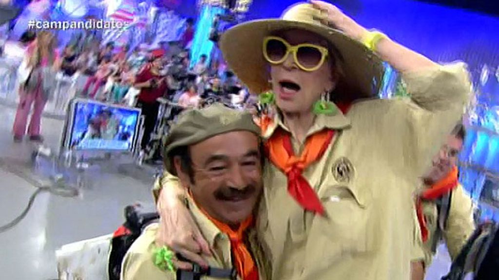 Los scouts visitan 'Sálvame' antes de emprender su camino al campamento