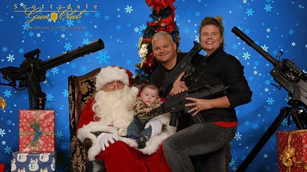 Papa Noel cambia los renos por los rifles en las postales navideñas