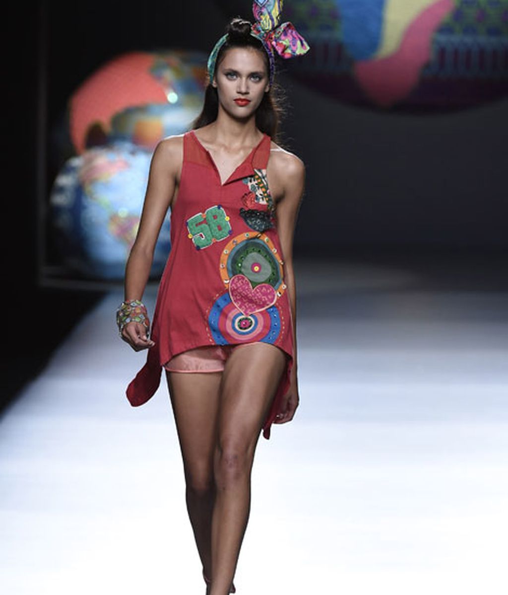 Color y grafismo en una colección que explota las señas de identidad de la firma