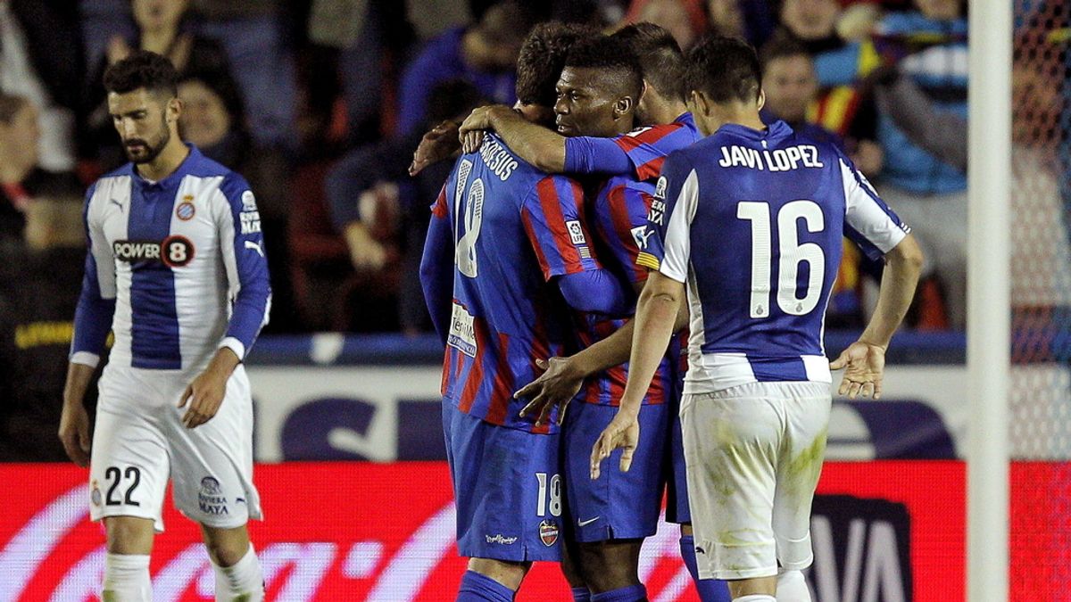 Los jugadores del Levante UD celebran el segundo gol de su equipo ante el RCD Espanyol