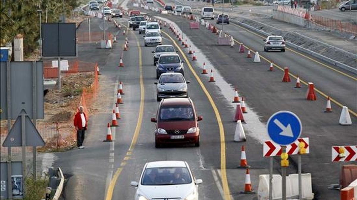 Retenciones de tráfico en la Nacional 332 a la altura de Torrevieja (Alicante). EFE