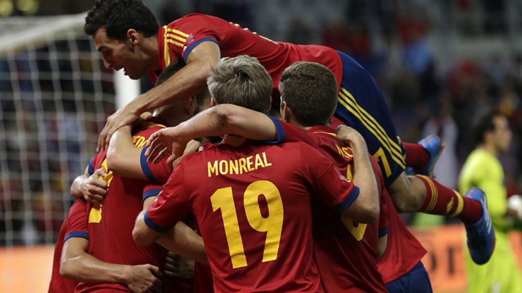 España sufre para empatar a Chile