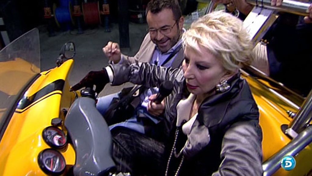 J.J. y los Kikos no tienen miedo y se montan en el mini-coche con la periodista