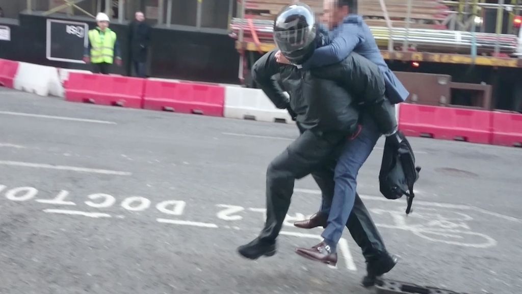 El dueño de la joyería trata de atajar al ladrón