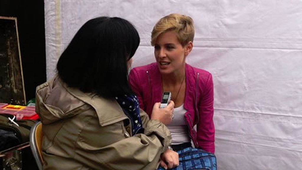 Tania atendiendo a la prensa vasca