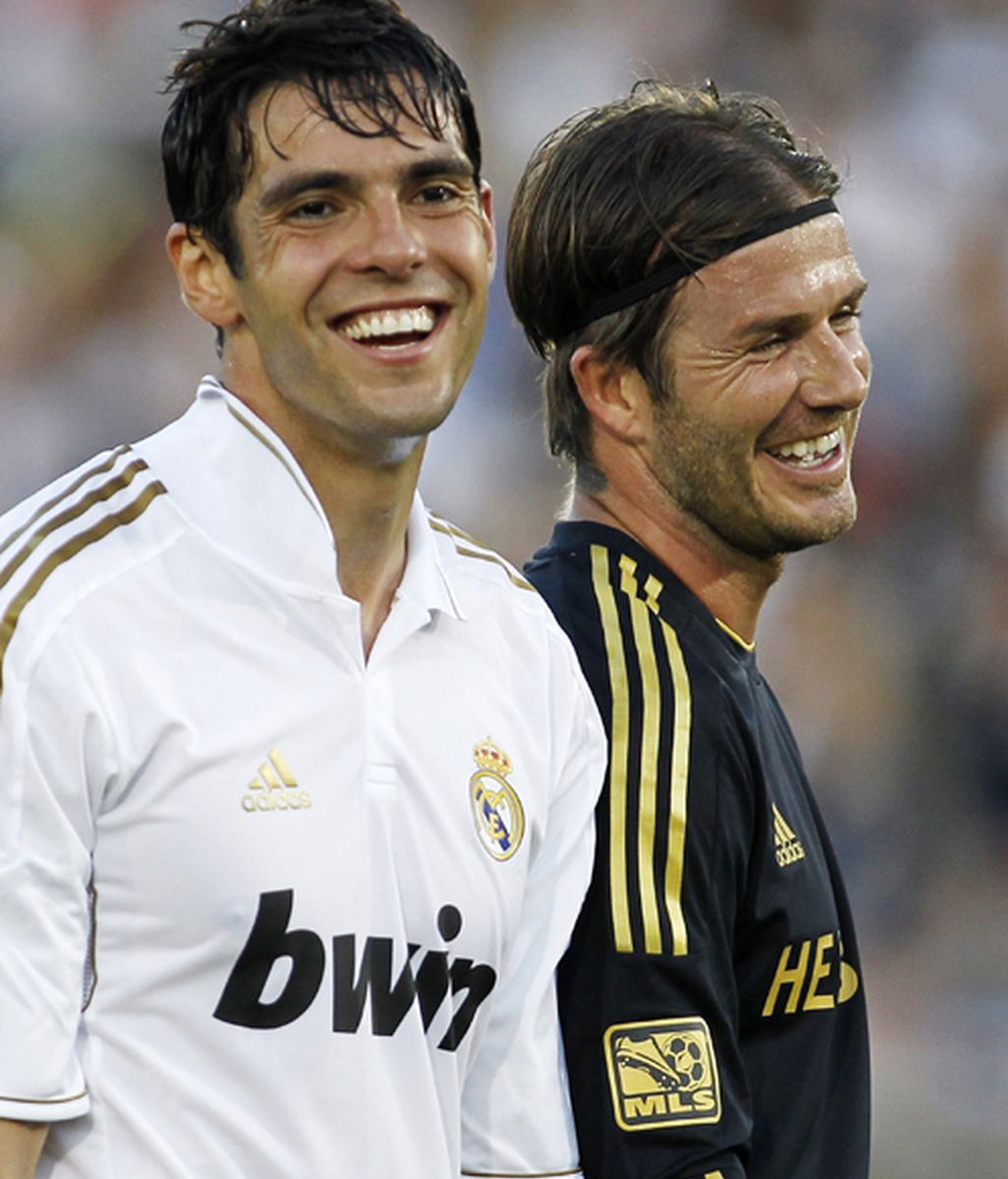 Kaká y David Beckham, de risas durante el partido Kaká y David Beckham, de risas durante el partido