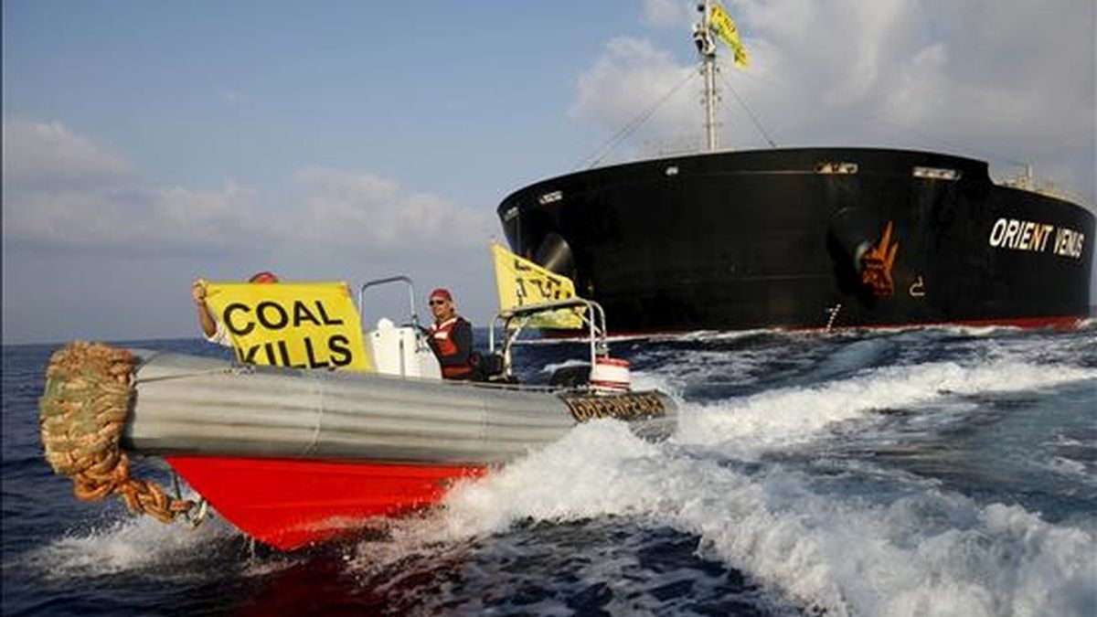 Activistas de Greenpeace abordaron y detuvieron esta madrugada en alta mar el barco "Orient Venus", que navegaba hacia Israel con un cargamento de carbón procedente de Suráfrica. En Israel hay tres plantas eléctricas que funcionan con carbón y el Gobierno tiene planes de duplicar la capacidad de una de ellas, en la ciudad costera de Ashkelon. EFE