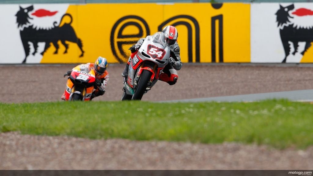 Pasini y Pedrosa durante la clasificación de MotoGP™