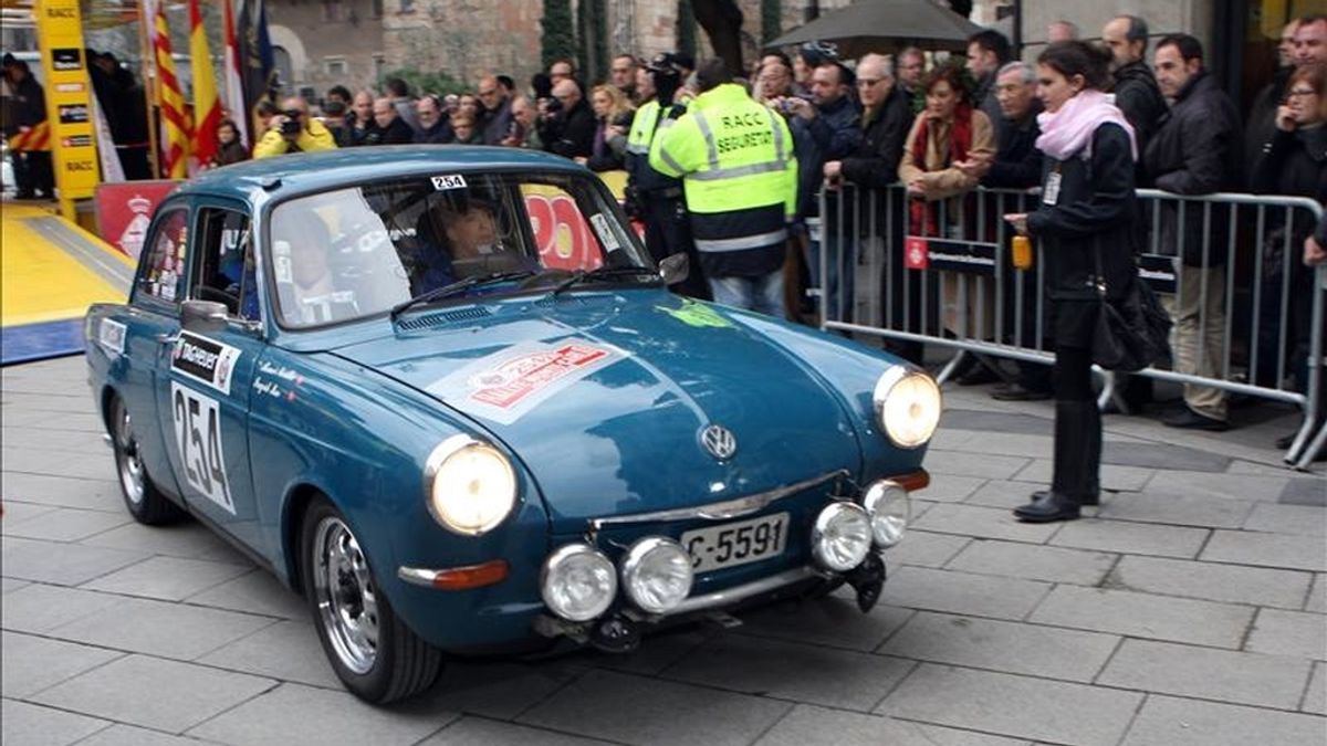 La explanada de la catedral de Barcelona ha acogido hoy la salida de 114 participantes en la decimocuarta edición del Rally Montecarlo Histórico de automóviles antiguos. El resto de participantes en esta edición salen de Glasgow (Escocia), Reims (Francia), Varsovia (Polonia) y Marraquech (Marruecos). EFE La explanada de la catedral de Barcelona ha acogido hoy la salida de 114 participantes en la decimocuarta edición del Rally Montecarlo Histórico de automóviles antiguos. El resto de participantes en esta edición salen de Glasgow (Escocia), Reims (Francia), Varsovia (Polonia) y Marraquech (Marruecos). EFE