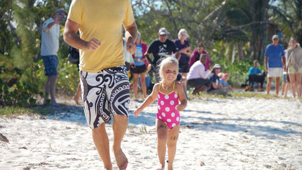 Una pareja canadiense, Genevieve y Eben,  viaja con sus hijas