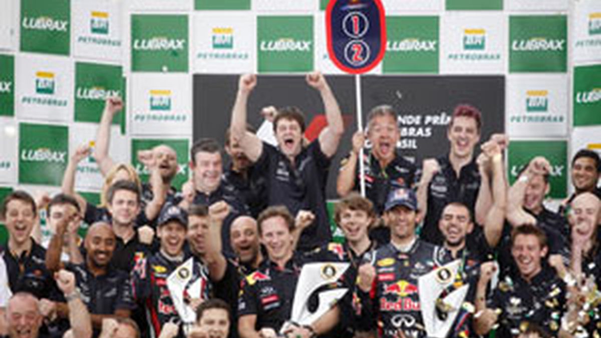 El equipo de Red Bull celebra la victoria FOTO: REUTERS