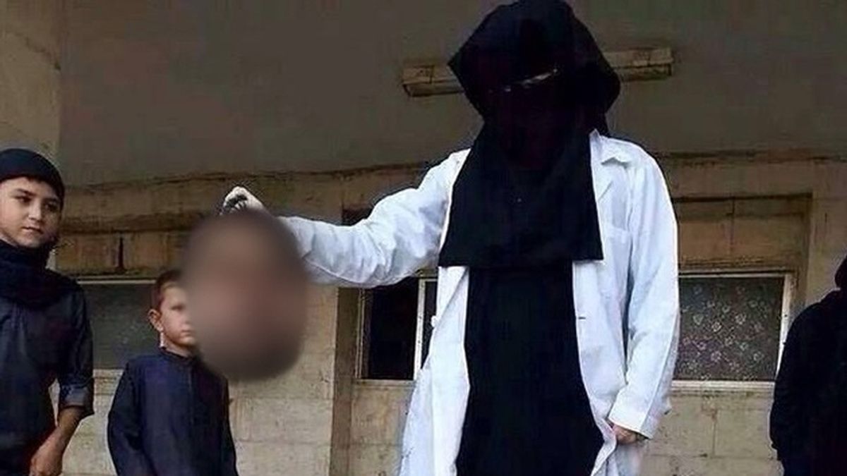 La yihadista del Estado Islámico, Mujahidah Bint Usama, sostiene una cabeza humana