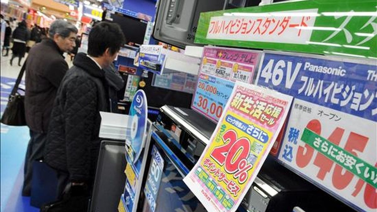 Los clientes de una tienda observan hoy las ofertas en televisores Panasonic en el centro de Tokio, Japón. En el último trimestre de 2008, Panasonic, el gigante nipón de la electrónica registró pérdidas netas de 63.100 millones de yenes (705 millones de dólares) y pronosticó para el ejercicio actual sus primeros números rojos en seis años. Por este motivo, recortará 15.000 empleos en todo el mundo antes de marzo de 2010. EFE