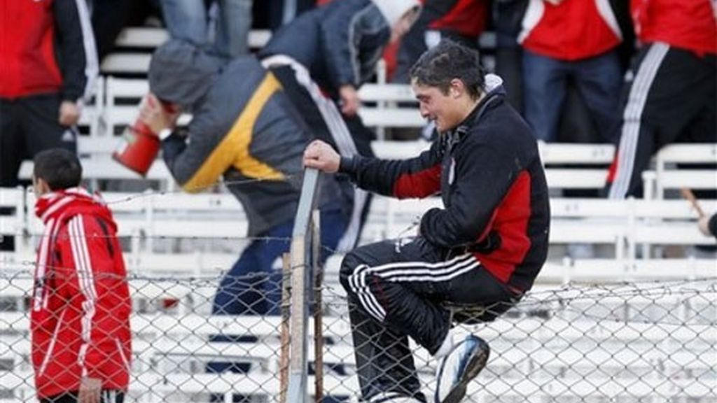 Gravísimos incidentes tras el descenso de River Plate a la 'B'